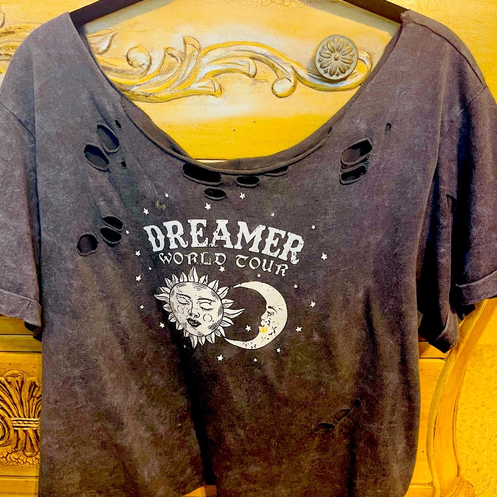Awesome cropped  distressed Buckle top!